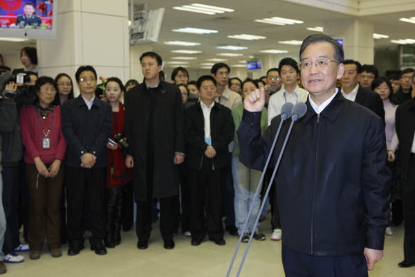2月27日,中共中央政治局常委、国务院总理温家宝接受中国政府网和新华网的联合专访,与海内外网友在线交流后,来到新华通讯社新闻大厦,看望新华社工作人员。新华社记者 邢广利 摄