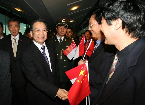 温家宝总理抵达新加坡 新华社照片,北京,2007年11月18日 温家宝总理抵达新加坡 11月18日,国务院总理温家宝乘专机抵达新加坡,开始对新加坡进行正式访问并出席在这里举行的东亚领导人系列会议。新加坡总理李显龙率政府高级官员到机场迎接。 新华社记者 樊如钧摄
