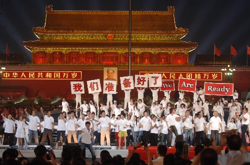 2007年8月8日,百名歌手一起演唱北京奥运会倒计时一周年主题歌《我们准备好了》。当晚,北京2008年奥运会倒计时一周年庆祝活动在天安门广场举行。 新华社记者罗晓光摄