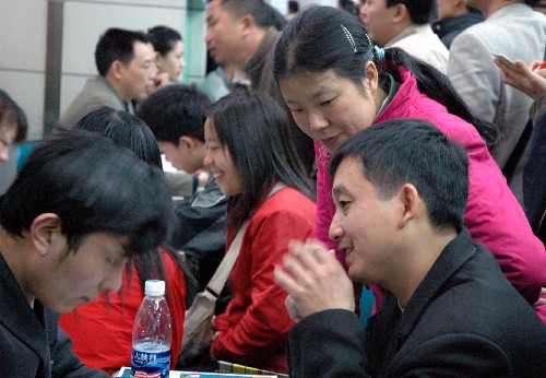 2月16日,求职者与企业代表进行现场面试。当日,广州举办节后首场“外来务工人员就业专场招聘会”,吸引4000余名应聘者。春节假期后,许多外来人员都急着找工作,招聘高峰开始出现。广东各地陆续组织一系列“零收费”招聘会,为进城求职的外来务工人员提供合适的就业岗位。 新华社记者 杨霞 摄