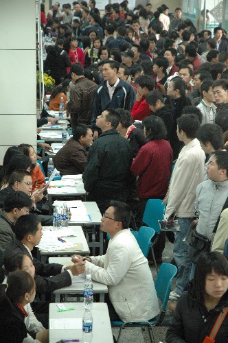 2月16日,招聘会现场挤满了应聘者。新华社记者 杨霞 摄
