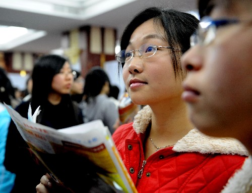 2月23日,求职者在企业用工招聘会上了解就业信息。 新华社记者 张国俊 摄