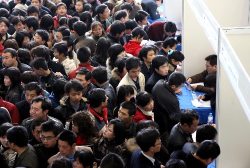 2月23日,上海体育馆人才招聘会现场人头攒动。 新华社记者 刘颖 摄