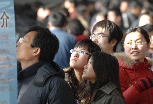 2月23日,众多求职者到济南国际会展中心参加“2008山东省暨济南市春季人才交流大会”。当日,由山东省人才服务中心和济南市人才服务中心联合承办的“2008山东省暨济南市春季人才交流大会”在济南国际会展中心举办。这是山东省2008年举办的首个大型招聘会,吸引了400多家省内外用人单位前来招聘。大会对求职者免费开放,当天上午前来求职者就超过万人。 新华社记者 徐速绘 摄