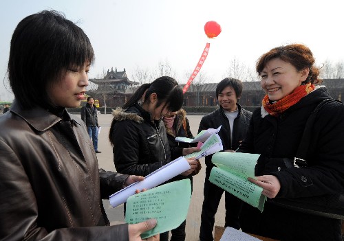 2月23日,临汾市尧都区的几名务工者正在和用人单位代表(右)洽谈。 新华社记者 燕雁 摄