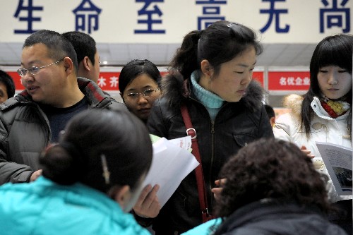 2月23日,招聘会上的求职者在向用工单位咨询用工信息。当日,新疆新春首场人才招聘会在乌鲁木齐市举行。来自全国各地的近600个企、事业单位为求职者提供14000余个工作岗位。 新华社记者 赵戈 摄
