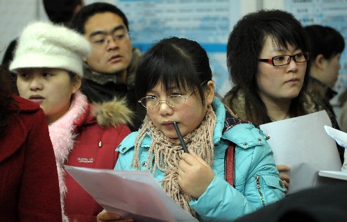 2月23日,招聘会上的一名求职者。 新华社记者 赵戈 摄