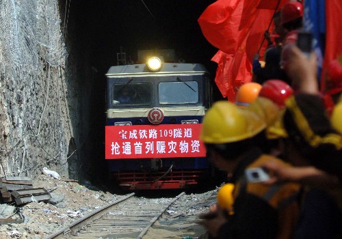 5月24日10时,满载运往四川地震灾区救灾物资的抢977次列车,从宝成铁路徽县至虞关间的109隧道顺利通过,这标志着已中断行车283小时的宝成铁路全线恢复通车。 宝成铁路是中国西北通向西南的大动脉,担负着向四川灾区运送人员和物资的重要任务。5月12日14时28分,因四川汶川大地震,引发宝成线109号隧道山体塌方,致使21043次货物列车在隧道内脱线,油罐车起火燃烧,宝成线因此中断行车。 新华社记者 丁海涛 摄