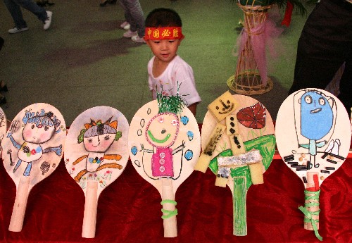 南京举办幼儿美术创意作品展 新华社照片,南京,2008年5月31日 南京举办幼儿美术创意作品展 5月31日,一位小朋友观看幼儿美术创意作品。 当日,为期三天的“我与奥运共精彩――幼儿美术创意作品展”在南京市青少年宫开幕。展览展示了雨花台区实验幼儿园的小朋友利用生活中的废旧材料创作的千余件奥运题材作品。孩子们通过自己的作品寄托了对北京奥运会的憧憬和梦想,吸引了众多市民前来参观。 新华社发(董金林 摄)
