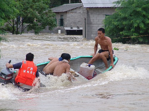 6月13日,柳州消防官兵在洪水中解救被困群众。连日来的强降雨造成柳州市出现严重洪涝灾害,当地政府正积极组织转移群众,全力抗灾。从6月11日开始的新一轮强降雨造成广西多个县市出现新灾情。从11日20时至13日8时,强降雨已造成广西桂林、柳州、河池、梧州、贺州等市35个县280个乡镇158万多人受灾。 新华社发