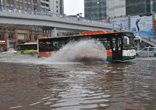 6月14日,一辆公共汽车涉水通过广州街道。广东连日来遭受大暴雨袭击。根据《广东省防汛抗旱防风应急预案》,广东省防总于6月13日启动防汛Ⅳ级应急响应。广东省防总已要求各地和各有关部门做好防御工作,确保防洪安全。新华社记者 壮锦 摄
