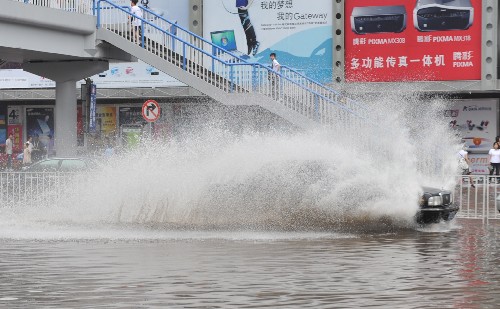 6月14日,一辆汽车涉水通过广州街道。广东连日来遭受大暴雨袭击。根据《广东省防汛抗旱防风应急预案》,广东省防总于6月13日启动防汛Ⅳ级应急响应。广东省防总已要求各地和各有关部门做好防御工作,确保防洪安全。新华社记者壮锦摄