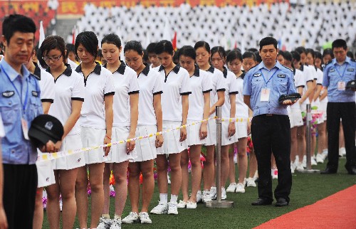 奥运圣火在重庆万州传递 6月15日,在传递开始前,起跑仪式的全体参与者为在四川地震中的遇难同胞默哀。当日,北京奥运圣火在重庆万州传递。 新华社记者杨磊摄
