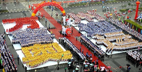 奥运圣火在重庆万州传递 6月15日,当地群众组成了“万州喜迎奥运”的字样。当日,北京奥运圣火在重庆万州传递。 新华社记者周衡义摄