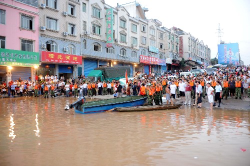 6月13日,桂林市平乐县城被洪水围困。