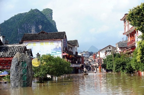 6月13日,桂林阳朔著名景点西街被洪水浸泡。