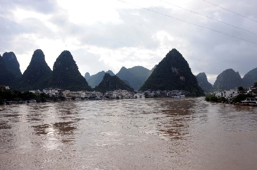6月13日,漓江桂林阳朔段水位暴涨,达111.8米。