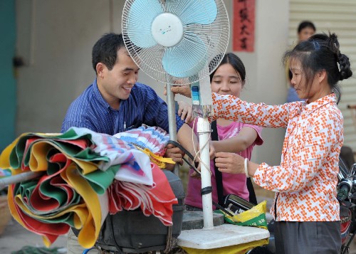 6月14日,广西藤县一户居民在搬运物品,准备转移。新华社记者 周华 摄