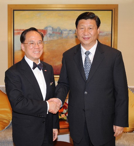 习近平会见香港特别行政区行政长官曾荫权 7月6日,中国国家副主席习近平在香港下榻的酒店会见香港特别行政区行政长官曾荫权并听取奥运会马术比赛安保工作的情况汇报。 新华社记者黄敬文摄