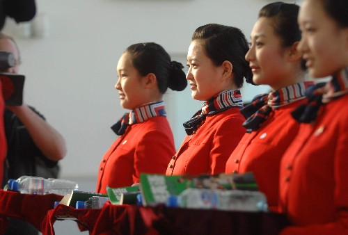 2008年1月9日,北京昌平职业学校航空服务专业的学生们在进行托盘行进训练。经过严格的训练与考核,将有1423名学生参加国家体育场等奥运场馆的服务工作,部分“好运北京”礼仪小姐还将成为北京奥运会颁奖礼仪志愿者——“奥运礼仪小姐”。 新华社发