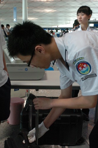 7月20日,安检人员对旅客箱包进行检查。新华社记者 陈昌奇 摄