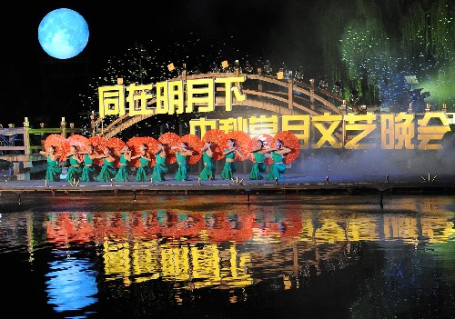 9月12日,“同在明月下——中秋赏月文艺晚会”在北京怀柔区静园湖畔举行,以文艺表演的形式展示非物质文化遗产项目。在2008年中秋节期间,北京市将开展文艺演出、民俗文化展示以及文化旅游等各类群众文化活动137项,让市民和游客在中秋团圆、祥和的节日氛围中,更多地了解传统文化并感受传统民俗节日的魅力。新华社记者 张旭 摄