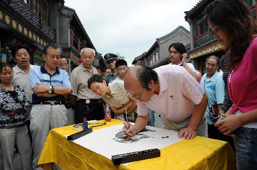 9月12日,“2008琉璃厂中秋笔会”在京城文化名街琉璃厂宏宝堂举行,北京各界书画家现场挥毫泼墨,共庆佳节。新华社记者 张旭 摄