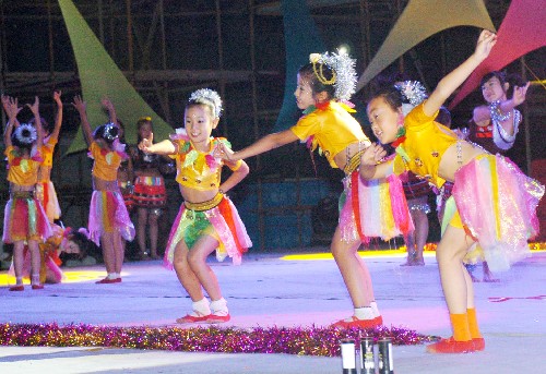 9月12日,在中秋篝火晚会上,德州市小学生在表演少儿节目。新华社记者 吴增祥 摄