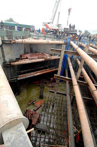 11月16日,杭州地铁施工塌陷事故现场的积水基本抽干,清淤准备工作也已同步展开。 新华社记者 王小川 摄