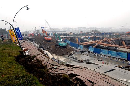 11月16日,挖掘机在杭州地铁施工塌陷事故现场紧张工作。 新华社记者 王小川 摄