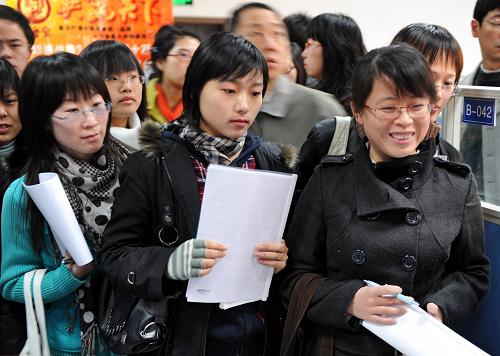 “青岛市2009届高校毕业生就业服务周”正式启动 11月18日,几名大学生正在招聘会上求职。 当日,“青岛市2009届高校毕业生就业服务周”正式启动。据了解,11月16日至30日,人力资源和社会保障部将在各地举办“全国2009届高校毕业生就业服务周”活动,各地预计将举行现场招聘会259场,参会的用人单位近3万家,拟招聘人数38.9万人;此外,131家网站还将同期举办网络招聘会,提供职位信息3.2万余条,拟招聘人数14万人。 新华社记者 李紫恒 摄