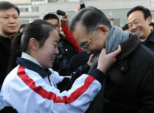 这是1月10日温家宝来到常州高等职业教育园信息学院看望师生时,一位学生把一条自己织的围巾给总理围上。新华社记者 李学仁 摄