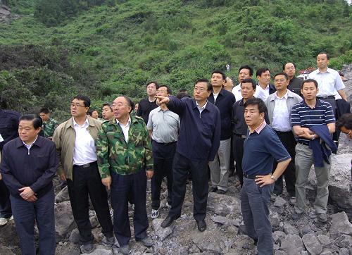 6月6日凌晨5时,受胡锦涛总书记、温家宝总理委派,中共中央政治局委员、国务院副总理张德江代表党中央、国务院,赶到重庆武隆山体垮塌现场指导抢救工作。目前,抢救工作正有序展开,山体垮塌原因正在调查中。 这是张德江在山体垮塌现场指导抢救工作。 新华社记者刘潺摄