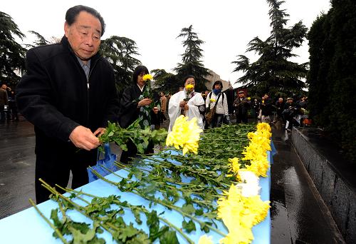 12月13日,参加集会的代表向遇难同胞敬献鲜花。 当日,南京各界人士在侵华日军南京大屠杀遇难同胞纪念馆集会广场举行“悼念侵华日军南京大屠杀30万同胞遇难72周年仪式暨南京国际和平日集会”。江苏省、南京市各有关部门、各民主党派、群众代表,南京市学生代表,南京大屠杀幸存者代表,以及来自日本、波兰等国家的友好人士,共约5000人参加了集会。 新华社记者 韩瑜庆 摄