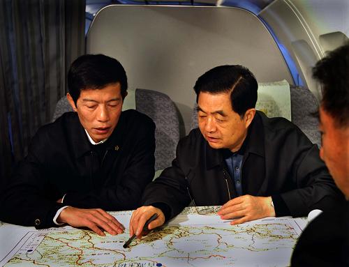 4月18日,中共中央总书记、国家主席、中央军委主席胡锦涛乘飞机前往玉树地震灾区,看望慰问灾区干部群众,实地指导抗震救灾工作。 这是胡锦涛在飞机上察看玉树灾区地图(4月18日摄)。