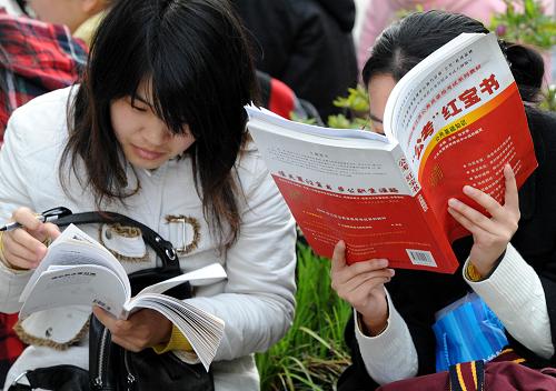 4月25日,在南京林业大学考点,考生在进场前复习。当日,2010年江苏省考试录用公务员笔试在全省各地考点统一举行。2010年,江苏省计划招录公务员共计5958个岗位,报考人数达到28万多人,通过审核确认参加考试的共18.5万人,创该省公务员报名、考试人数新纪录,平均每个岗位有31人竞争,其中,最热门岗位的报录比为1080比1。 新华社记者 孙参 摄