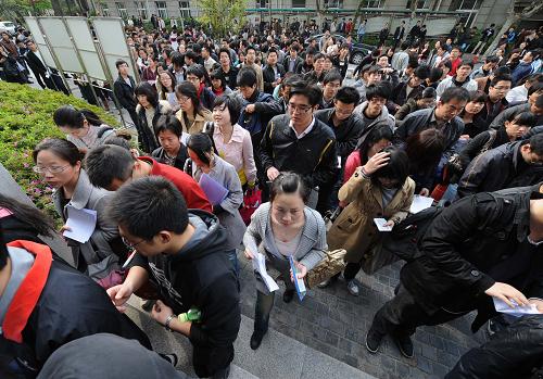 4月25日,在南京林业大学考点,考生们进场参加考试。 新华社记者 孙参 摄
