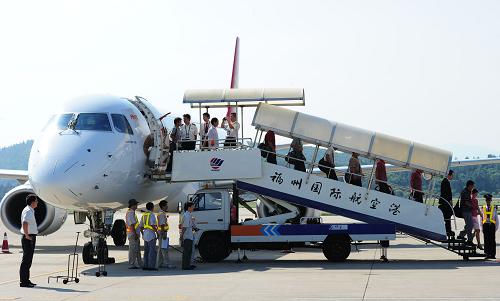 9月13日15时,经过中国政府严正交涉,被日方非法抓扣的14名中国渔民乘中国政府包机安全返抵福州。新华社记者 谢环驰 摄