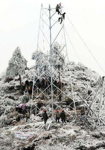 2月1日,电力职工在龙里县观音山抢修电路。 新华社记者 杨俊江 摄