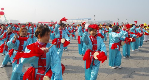 11月5日,群众参加腰鼓表演。当日,为迎接“八艺节”,作为第八届中国艺术节分会场之一的襄樊市在诸葛亮广场举行“龙腾狮跃庆八艺”万人文体展演,10余个参演团体参加了舞龙舞狮、腰鼓、太极拳、秧歌彩绸等大型群众文体活动的表演。
