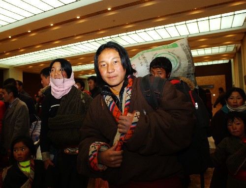 1月8日,几位来自青海的乘客在拉萨火车站准备上车。 春节临近,西藏拉萨火车站开始出现客运高峰。据铁路部门的消息,目前出站旅客以返乡的打工者和到拉萨朝拜的藏民为主。 新华社记者 杨光 摄