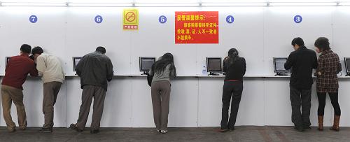 1月21日,旅客在深圳火车北站购买春运实名制火车票。新华社记者 卢汉欣 摄