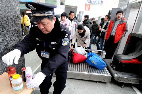 1月30日,在上海火车站,工作人员将安检查出的危险物品集中处置。新华社发(张金桥 摄)
