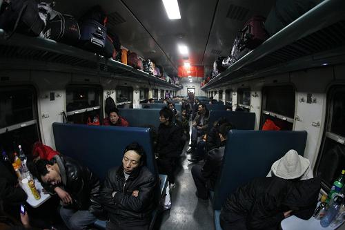 2月3日,在从北京前往重庆的L101临时客车上,旅客们在座位上休息。新华社记者 才扬 摄