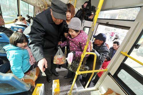 1月30日,在从宁夏固原市市区开往彭堡镇吴磨村的城乡公交车上,几位进城置办年货的乘客上车。新华社记者 彭昭之 摄