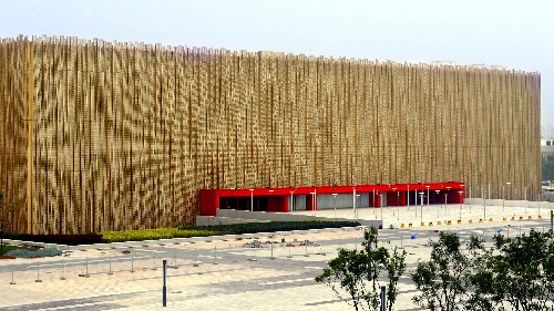 位于五棵松的北京奥林匹克篮球馆不仅是一座具有国际化、现代感的经典建筑,也充满了中国特色。从外观上看,北京奥林匹克篮球馆是一个硕大的金色长方体,在阳光照耀下,金波荡漾,耀眼夺目。夜色中,它又变换出不同的颜色,通体晶莹剔透,如梦似幻。除了金色外,场馆大门、观众席的座椅等都以“中国红”为主色调。北京奥林匹克篮球馆将见证2008年北京奥运会男女篮球赛金牌的产生。届时,1.8万名观众将被它热情的金色和红色所征服。 这是北京奥林匹克篮球馆外景(5月17日摄)。 新华社记者王颂摄
