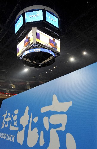 位于五棵松的北京奥林匹克篮球馆不仅是一座具有国际化、现代感的经典建筑,也充满了中国特色。从外观上看,北京奥林匹克篮球馆是一个硕大的金色长方体,在阳光照耀下,金波荡漾,耀眼夺目。夜色中,它又变换出不同的颜色,通体晶莹剔透,如梦似幻。除了金色外,场馆大门、观众席的座椅等都以“中国红”为主色调。北京奥林匹克篮球馆将见证2008年北京奥运会男女篮球赛金牌的产生。届时,1.8万名观众将被它热情的金色和红色所征服。 这是北京奥林匹克篮球馆内悬挂的中央吊斗屏(5月17日摄)。 新华社记者王颂摄