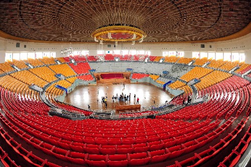 北京工人体育馆建成于1961年,是为举办第26届世界乒乓球锦标赛建造的。作为那个年代北京“十大建筑”之一的工人体育馆,曾留给北京人许多美好的回忆和辉煌的荣耀。2006年,北京工人体育馆开始进行奥运改造工作。如今的工人体育馆以一副既熟悉又陌生的“容颜”展现在世人面前:原有的标志性外观与结构均得到最大限度的保留,只是重新进行了清洗和粉饰;给排水系统、供配电系统、暖通设备等全面改造更新。改造后的工人体育馆设固定观众席12000个,临时坐席约1000个,将作为北京2008年奥运会拳击比赛和残奥会盲人柔道比赛场馆。 这是体育馆内景(5月19日摄)。 新华社记者 杜华举 摄