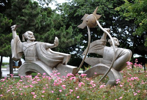青岛市东海路雕塑园内的不锈钢雕塑《闻鸡起舞》(7月30日摄)。漫步青岛街头,抬眼可见一件件动感十足的雕塑作品,尽显这座海滨城市的活力与热情。新华社记者 宋振平 摄
