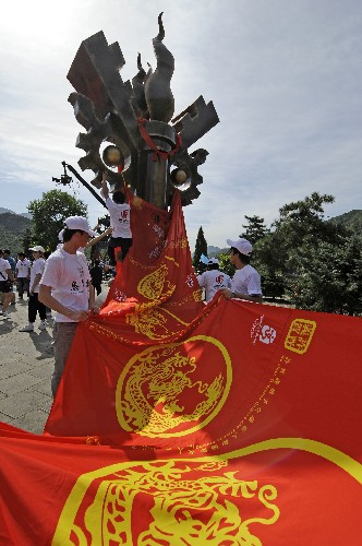 7月13日,志愿者将“奥运龙”龙身接在龙头上。 新华社记者 戴旭明 摄